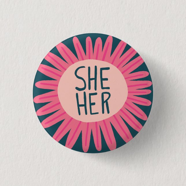 SHE/HER Pronounces Flower-Pride, handskriven Knapp (Framsida)