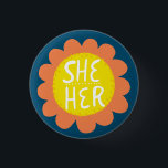 SHE/HER Pronounces Flower-Pride, handskriven Knapp<br><div class="desc">Anpassa med den här coolan. Gör en underbar gåva! Du kan anpassa den och även lägga till text. Kolla min butik för mycket mer färg och mönster! Säg till om du vill ha nåt anpassningsbar också.</div>