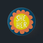 SHE/HER Pronounces Flower-Pride, handskriven Knapp<br><div class="desc">Anpassa med den här coolan. Gör en underbar gåva! Du kan anpassa den och även lägga till text. Kolla min butik för mycket mer färg och mönster! Säg till om du vill ha nåt anpassningsbar också.</div>
