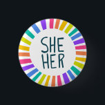 SHE/HER Pronounouns Rainbow Handlettered Pride Knapp<br><div class="desc">Anpassa med den här coolan. Gör en underbar gåva! Du kan anpassa den,  ändra färgen i bakgrunden och även lägga till text. Kolla min butik för mycket mer färg och mönster! Säg till om du vill ha nåt anpassningsbar också.</div>