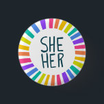 SHE/HER Pronounouns Rainbow Handlettered Pride Knapp<br><div class="desc">Anpassa med den här coolan. Gör en underbar gåva! Du kan anpassa den,  ändra färgen i bakgrunden och även lägga till text. Kolla min butik för mycket mer färg och mönster! Säg till om du vill ha nåt anpassningsbar också.</div>