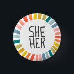 SHE/HER Pronounouns Rainbow Handlettered Pride Knapp<br><div class="desc">Anpassa med den här coolan. Gör en underbar gåva! Du kan anpassa den,  ändra färgen i bakgrunden och även lägga till text. Kolla min butik för mycket mer färg och mönster! Säg till om du vill ha nåt anpassningsbar också.</div>