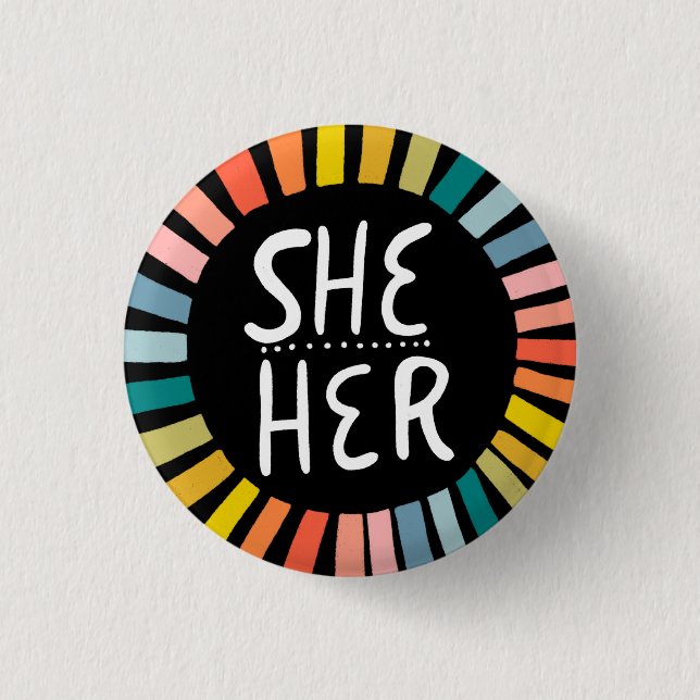 SHE/HER Pronounouns Rainbow Handlettered Pride Knapp (Framsida)