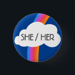 SHE/HER Pronouns Colorful Rainbow Cloud Knapp<br><div class="desc">Anpassa med den här coolan. Gör en underbar gåva! Du kan anpassa den och även lägga till text. Kolla min butik för mycket mer färg och mönster! Säg till om du vill ha nåt anpassningsbar också.</div>