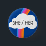 SHE/HER Pronouns Colorful Rainbow Cloud Knapp<br><div class="desc">Anpassa med den här coolan. Gör en underbar gåva! Du kan anpassa den och även lägga till text. Kolla min butik för mycket mer färg och mönster! Säg till om du vill ha nåt anpassningsbar också.</div>