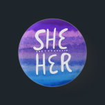 SHE/HER-pronouns färglös handstil vattenfärg Knapp<br><div class="desc">Anpassa med den här coolan. Gör en underbar gåva! Du kan anpassa den och även lägga till text. Kolla min butik för mycket mer färg och mönster! Säg till om du vill ha nåt anpassningsbar också.</div>