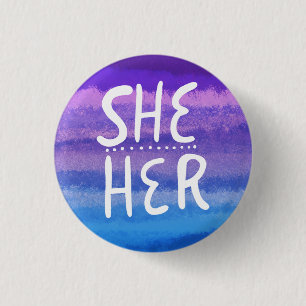 SHE/HER Pronouns färglös handstil vattenfärg Knapp