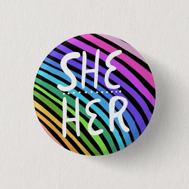 SHE/HER Pronouns, färgstark, handskriven regnbåge Knapp (Framsida)