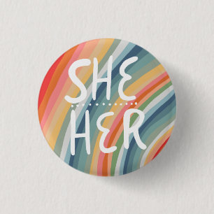 SHE/HER Pronouns, färgstark, handskriven regnbåge Knapp
