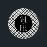 SHE/HER Pronouns Handmade Grid Black White-ANPASSN Knapp<br><div class="desc">Anpassa med den här coolan. Gör en underbar gåva! Du kan anpassa den och även lägga till text. Kolla min butik för mycket mer färg och mönster! Säg till om du vill ha nåt anpassningsbar också.</div>
