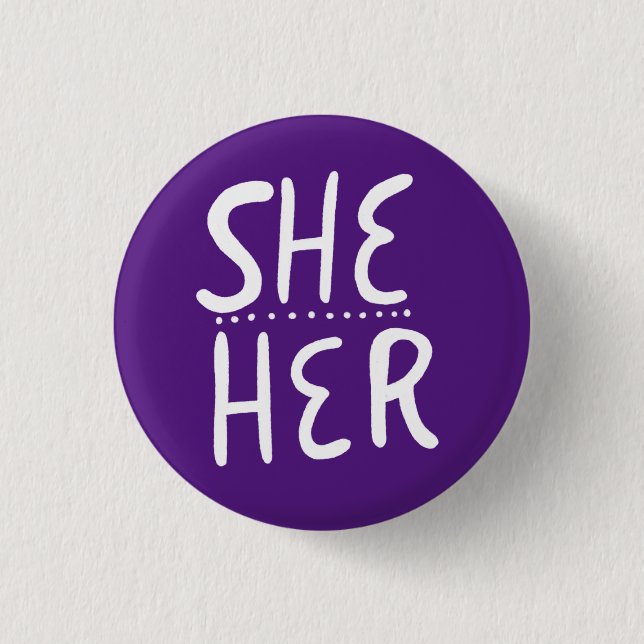 SHE/HER Pronouns Lila White Handletted Minimal Knapp (Framsida)