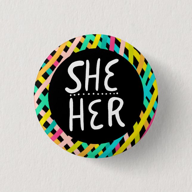 SHE/HER Pronouns-Pridet, handskrivet i färg Knapp (Framsida)