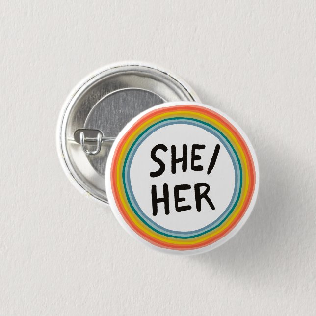 SHE/HER Pronouns Rainbow Soft Circle Button Knapp (Framsida & baksida)