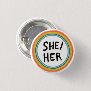 SHE/HER Pronouns Rainbow Soft Circle Button Knapp