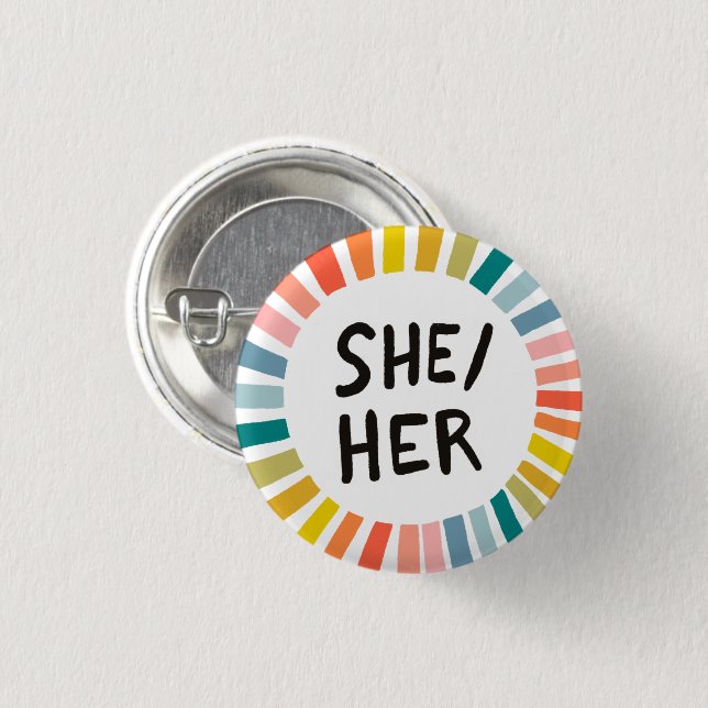SHE/HER Pronouns Rainbow Soft Circle Ringar Knapp (Framsida & baksida)