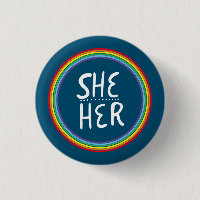 SHE/HER Pronouns Regnbågstyrd minimal knapp