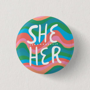 SHE/HER Pronouns Rosa för färgfyllda handbrev Knapp