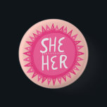 SHE/HER Pronouns Rosa Sol Pride handskrivet men Knapp<br><div class="desc">Anpassa med den här coolan. Gör en underbar gåva! Du kan anpassa den och även lägga till text. Kolla min butik för mycket mer färg och mönster! Säg till om du vill ha nåt anpassningsbar också.</div>