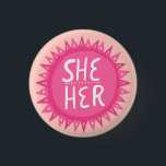 SHE/HER Pronouns Rosa Sol Pride handskrivet men Knapp<br><div class="desc">Anpassa med den här coolan. Gör en underbar gåva! Du kan anpassa den och även lägga till text. Kolla min butik för mycket mer färg och mönster! Säg till om du vill ha nåt anpassningsbar också.</div>