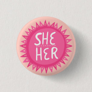SHE/HER Pronouns Rosa Sol Pride handskrivet men Knapp