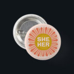 SHE/HER Pronouns SolrossolrosPride Daisy Knapp<br><div class="desc">Anpassa med den här coolan. Gör en underbar gåva! Du kan anpassa den och även lägga till text. Kolla min butik för mycket mer färg och mönster! Säg till om du vill ha nåt anpassningsbar också.</div>