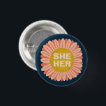 SHE/HER Pronouns SolrossolrosPride Daisy Knapp<br><div class="desc">Anpassa med den här coolan. Gör en underbar gåva! Du kan anpassa den och även lägga till text. Kolla min butik för mycket mer färg och mönster! Säg till om du vill ha nåt anpassningsbar också.</div>