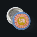 SHE/HER Pronouns SolrossolrosPride Daisy Knapp<br><div class="desc">Anpassa med den här coolan. Gör en underbar gåva! Du kan anpassa den och även lägga till text. Kolla min butik för mycket mer färg och mönster! Säg till om du vill ha nåt anpassningsbar också.</div>