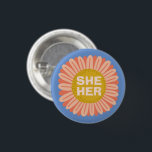 SHE/HER Pronouns SolrossolrosPride Daisy Knapp<br><div class="desc">Anpassa med den här coolan. Gör en underbar gåva! Du kan anpassa den och även lägga till text. Kolla min butik för mycket mer färg och mönster! Säg till om du vill ha nåt anpassningsbar också.</div>