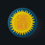 SHE/HER Pronouns Sunshine-Pride, handskrivet Knapp<br><div class="desc">Anpassa med den här coolan. Gör en underbar gåva! Du kan anpassa den och även lägga till text. Kolla min butik för mycket mer färg och mönster! Säg till om du vill ha nåt anpassningsbar också.</div>