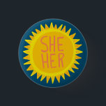 SHE/HER Pronouns Sunshine-Pride, handskrivet Knapp<br><div class="desc">Anpassa med den här coolan. Gör en underbar gåva! Du kan anpassa den och även lägga till text. Kolla min butik för mycket mer färg och mönster! Säg till om du vill ha nåt anpassningsbar också.</div>