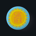 SHE/HER Pronouns Sunshine-Pride, handskrivet Knapp<br><div class="desc">Anpassa med den här coolan. Gör en underbar gåva! Du kan anpassa den och även lägga till text. Kolla min butik för mycket mer färg och mönster! Säg till om du vill ha nåt anpassningsbar också.</div>