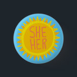 SHE/HER Pronouns Sunshine-Pride, handskrivet Knapp<br><div class="desc">Anpassa med den här coolan. Gör en underbar gåva! Du kan anpassa den och även lägga till text. Kolla min butik för mycket mer färg och mönster! Säg till om du vill ha nåt anpassningsbar också.</div>