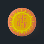 SHE/HER Pronouns Sunshine-Pride, handskrivet Knapp<br><div class="desc">Anpassa med den här coolan. Gör en underbar gåva! Du kan anpassa den och även lägga till text. Kolla min butik för mycket mer färg och mönster! Säg till om du vill ha nåt anpassningsbar också.</div>
