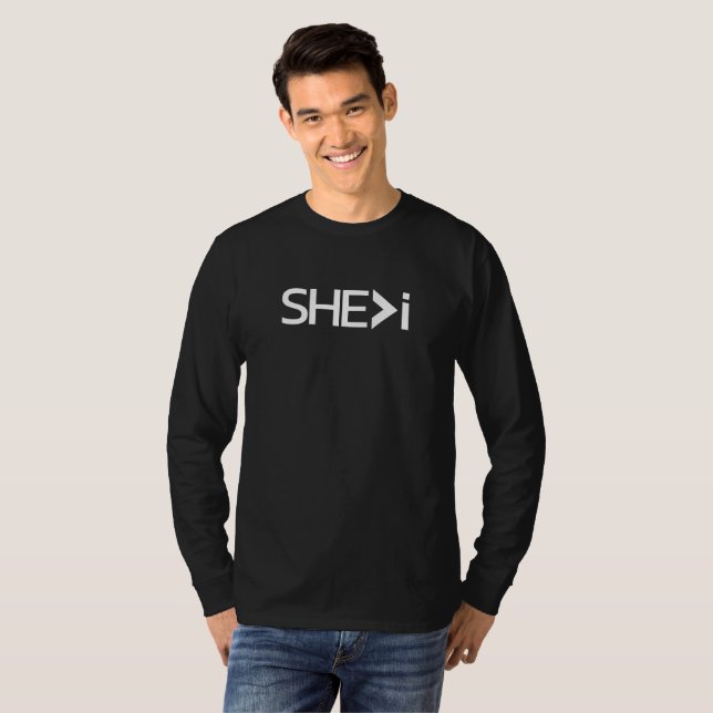 SHE>i T Shirt (Hel framsida)