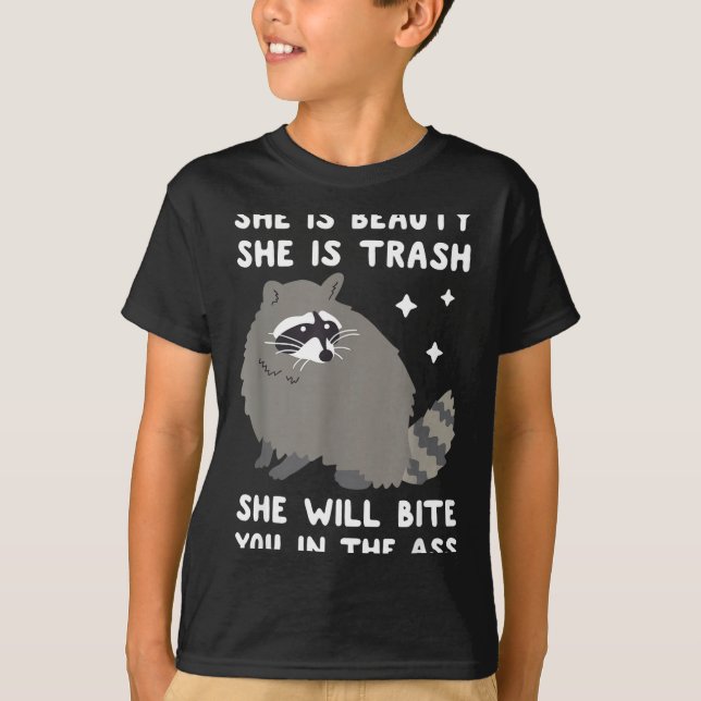 She Is Beauty She Is Trash She Will Bite You In Ra T Shirt (Framsida)