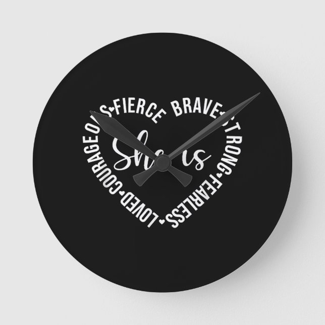 She Is Loved Courageous Fierce Brave Strong Fearle Rund Klocka (Framsida)