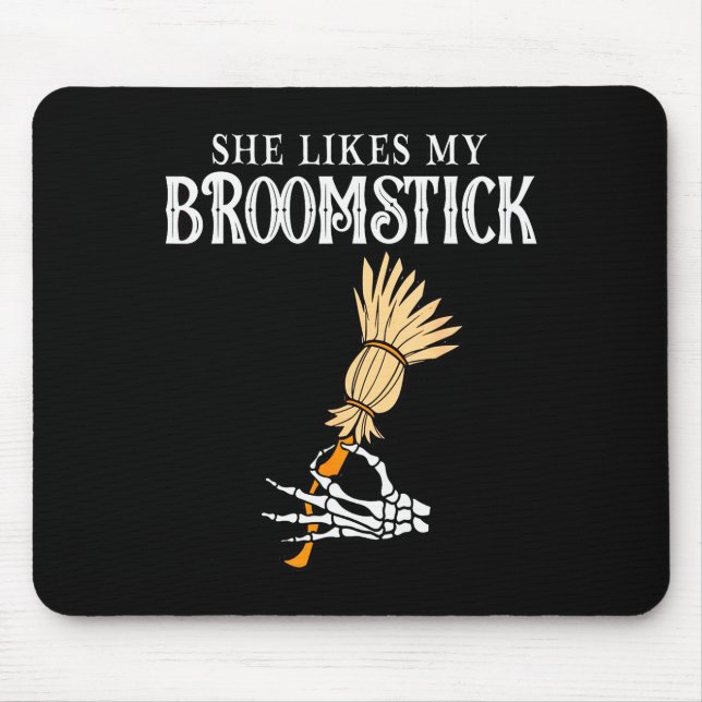 She Likes My Broomstick Couples Pumpkins Skeleton  Musmatta (Framsidan)
