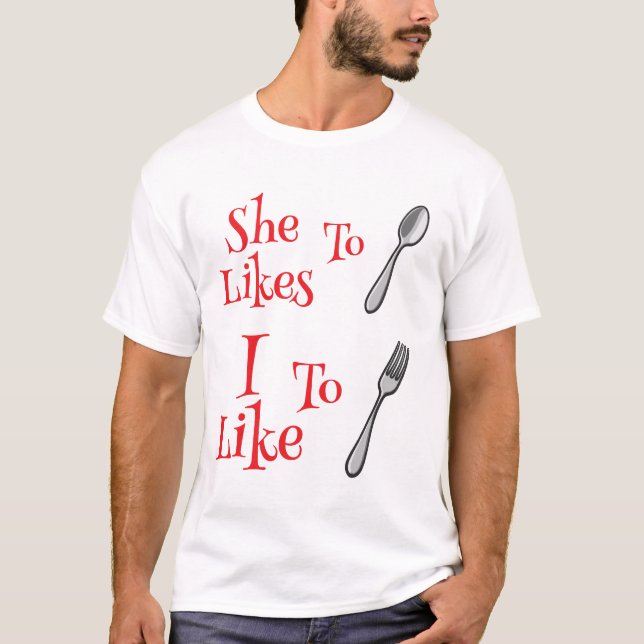 She Likes To Spoon T Shirt (Framsida)