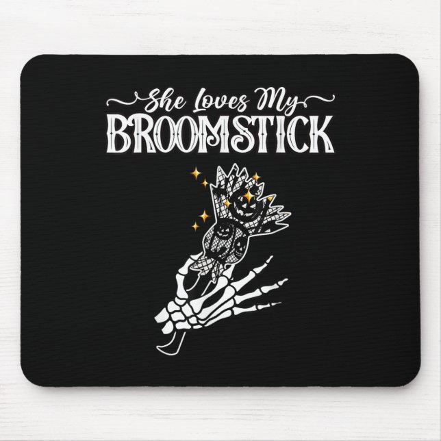 She Loves My Broomstick I Like Her Pumpkins Couple Musmatta (Framsidan)
