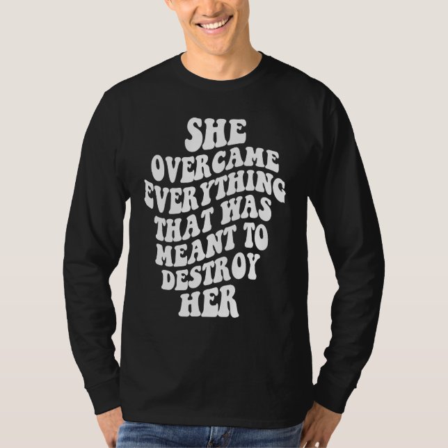 She Overcame Everything That Was Meant To Destroy  T Shirt (Framsida)