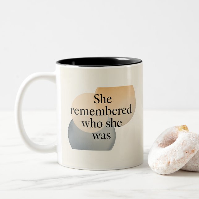 She Remembered Who She Was Mug – Empowering Femini Två-Tonad Mugg (Med munk)