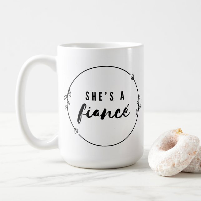 She’s a Fiancé Elegant Engagement Bride to Be Gift Kaffemugg (Med munk)