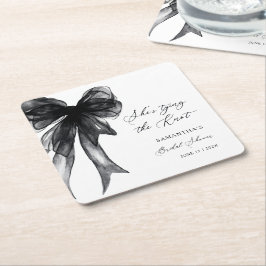 She’s Tying The Knot Black Bow Bridal Shower Underlägg Papper Kvadrat