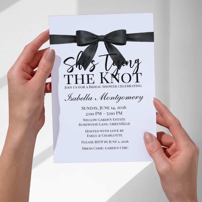 She’s Tying the Knot Theme Black Bow Inbjudningar (She’s Tying the Knot Theme Black Bow Invitation
)