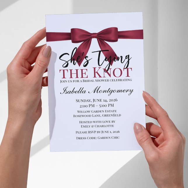 She’s Tying the Knot Theme Burgundy Bow Inbjudningar (She’s Tying the Knot Theme Burgundy Bow Invitation
)