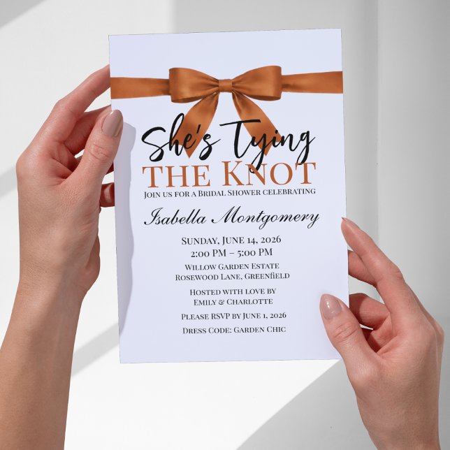 She’s Tying the Knot Theme Burnt Orange Bow Inbjudningar (She’s Tying the Knot Theme Burnt Orange Bow Invitation
)