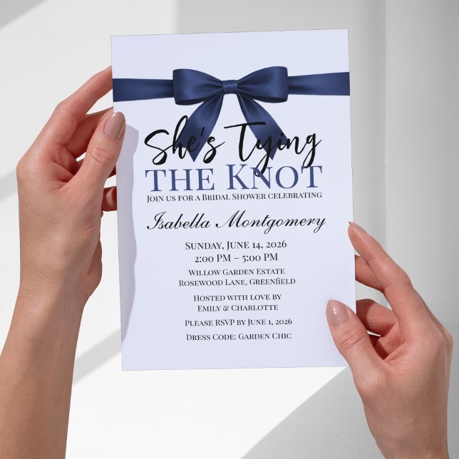 She’s Tying the Knot Theme Navy Blue Bow Inbjudningar (She’s Tying the Knot Theme Navy Blue Bow Invitation
)