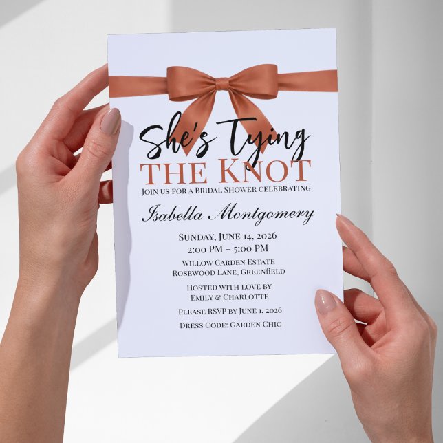 She’s Tying the Knot Theme Terracotta Bow Inbjudningar (She’s Tying the Knot Theme Terracotta Bow Invitation
)