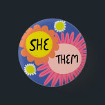 SHE/THEM Pronouns Flowers-Pride, handtaget Knapp<br><div class="desc">Anpassa med den här coolan. Gör en underbar gåva! Du kan anpassa den och även lägga till text. Kolla min butik för mycket mer färg och mönster! Säg till om du vill ha nåt anpassningsbar också.</div>