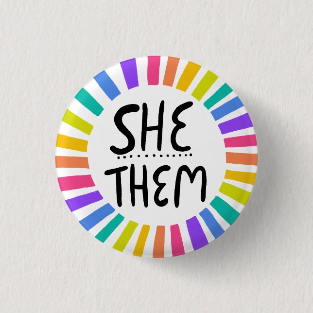 SHE/THEM Pronouns Rainbow Handlettered Pride Knapp (Framsida)